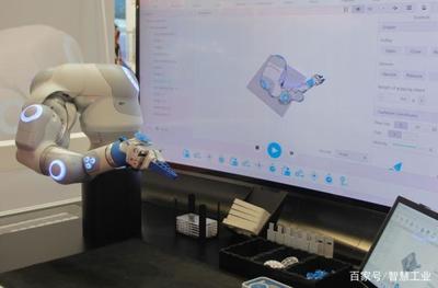 5G+機(jī)器人+云服務(wù) 三駕馬車驅(qū)動(dòng)智能產(chǎn)業(yè)新變革